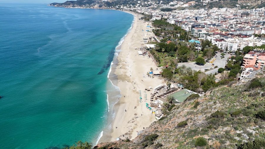Alanya’da Şubat Ortasında Deniz Keyfi