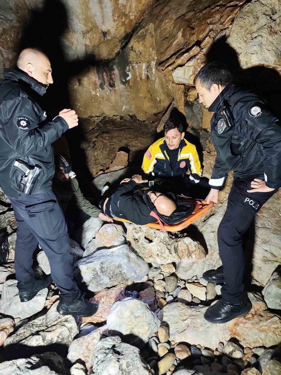 Alanya’da Kayalıklardan Düşen Şahsı, İtfaiye Ve Afad Ekibi Kurtardı