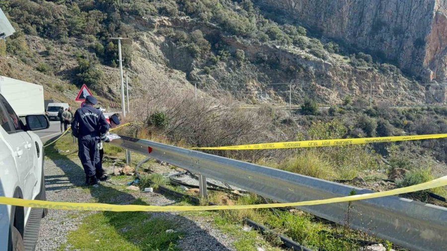 Antalya’da Karayolu Kenarında Kadın Cesedi Bulundu