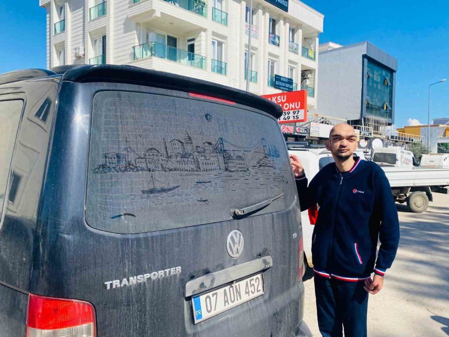 Tozlu Araç Görünce Dayanamıyor, Camları Sanat Eserine Dönüştürüyor