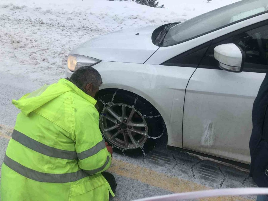 Antalya’da Bin 825 Rakımlı Alacabel’de Kar Yağışı