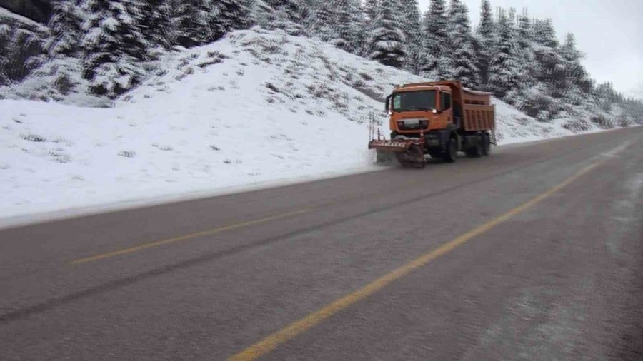 Antalya’da Bin 825 Rakımlı Alacabel’de Kar Yağışı