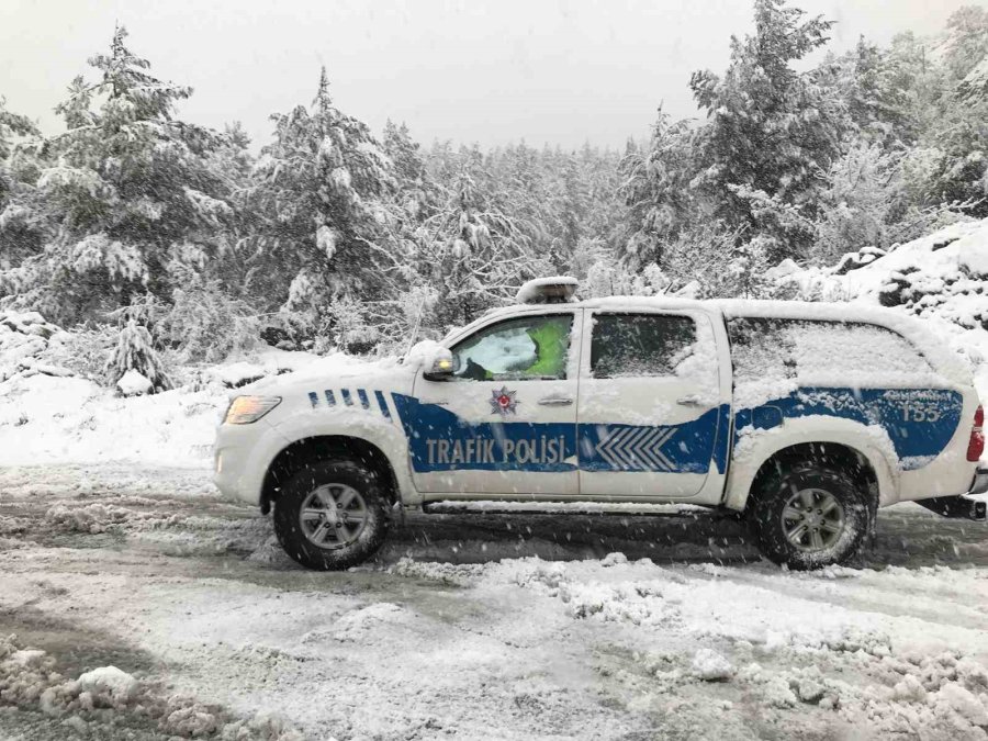 Antalya’da Bin 825 Rakımlı Alacabel’de Kar Yağışı