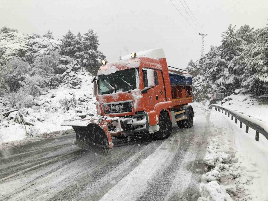 Antalya’da Bin 825 Rakımlı Alacabel’de Kar Yağışı