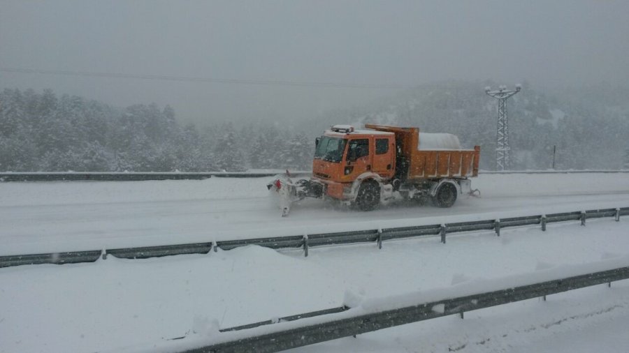 Antalya’da Bin 825 Rakımlı Alacabel’de Kar Yağışı