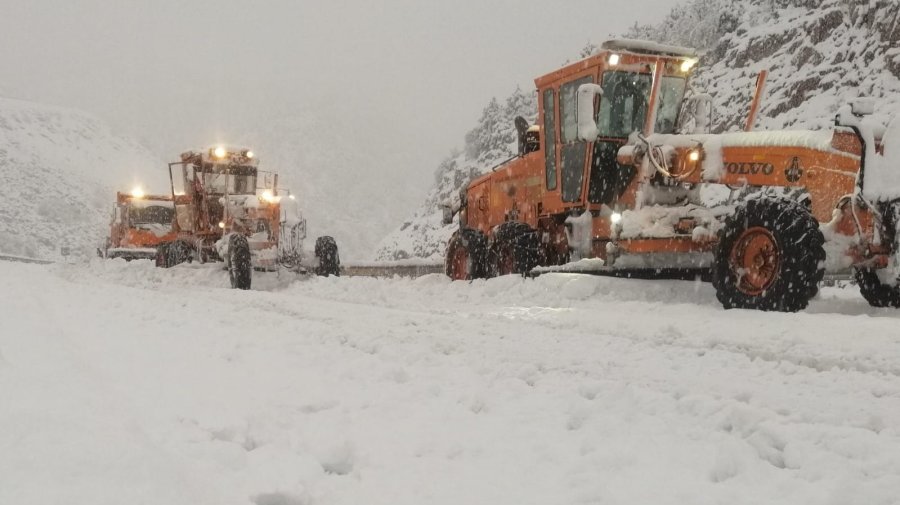 Antalya’da Bin 825 Rakımlı Alacabel’de Kar Yağışı