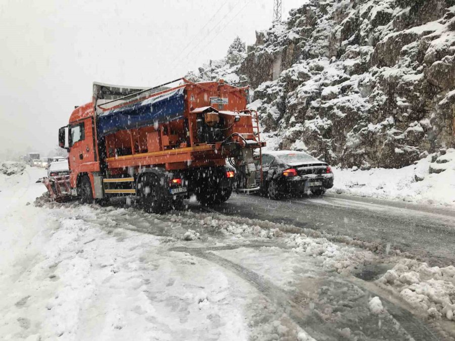 Antalya’da Bin 825 Rakımlı Alacabel’de Kar Yağışı