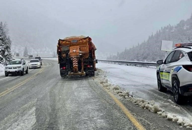 Antalya’da Bin 825 Rakımlı Alacabel’de Kar Yağışı