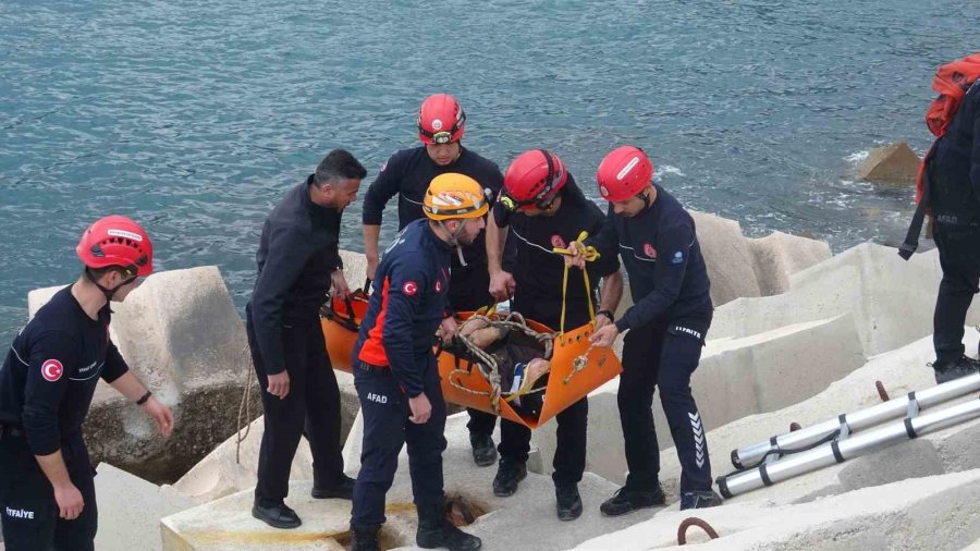 Balık Tutmak İçin Gittiği Dalga Kıranda Düşerek Mahsur Kaldı