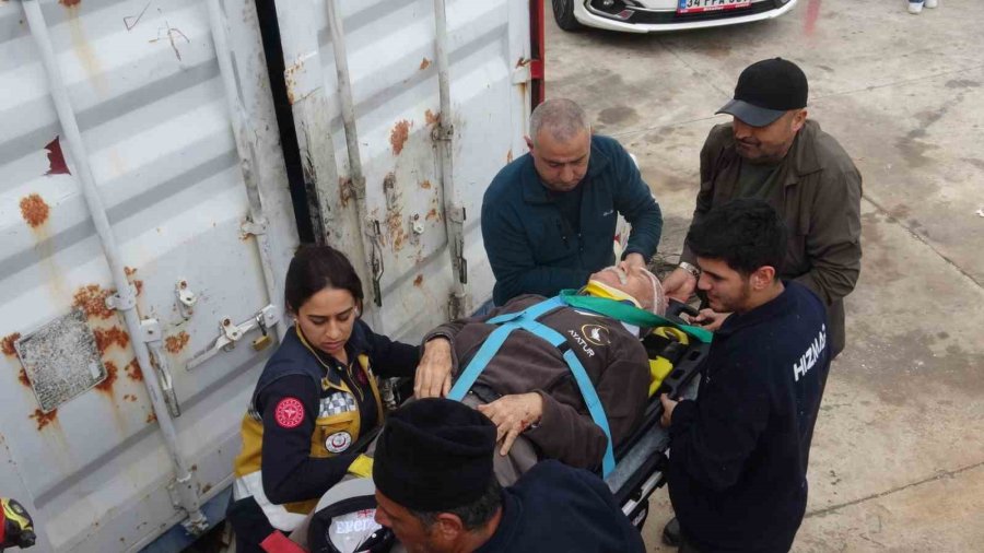 Balık Tutmak İçin Gittiği Dalga Kıranda Düşerek Mahsur Kaldı