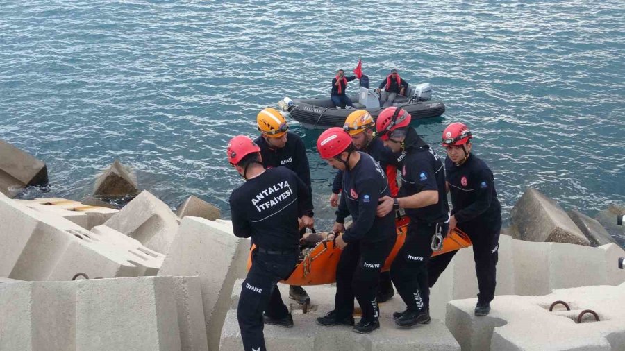 Balık Tutmak İçin Gittiği Dalga Kıranda Düşerek Mahsur Kaldı