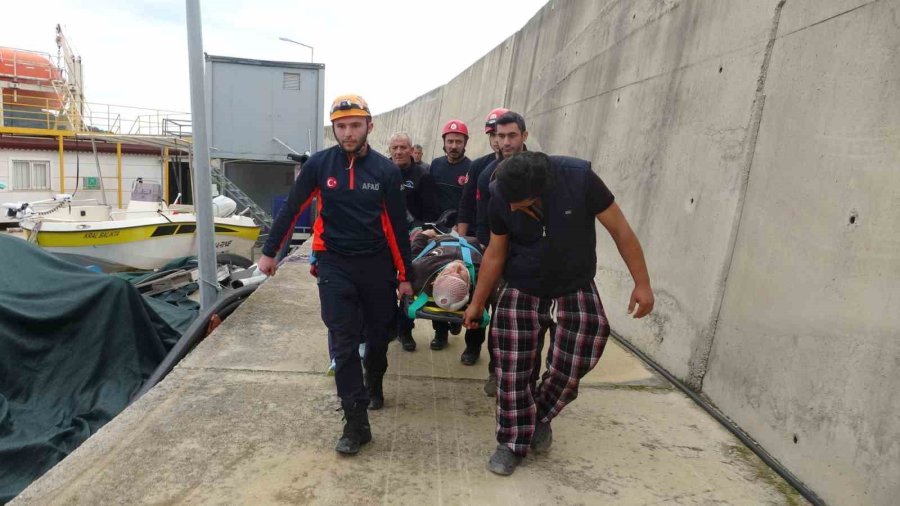 Balık Tutmak İçin Gittiği Dalga Kıranda Düşerek Mahsur Kaldı