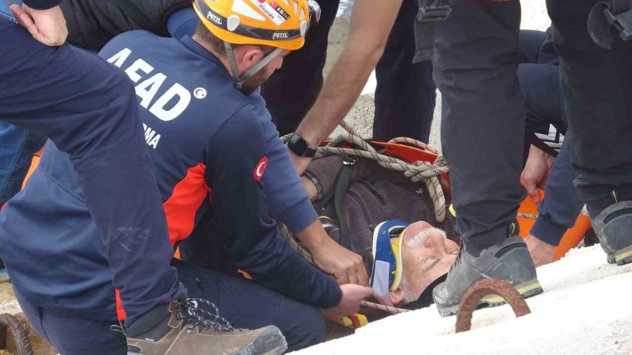 Balık Tutmak İçin Gittiği Dalga Kıranda Düşerek Mahsur Kaldı