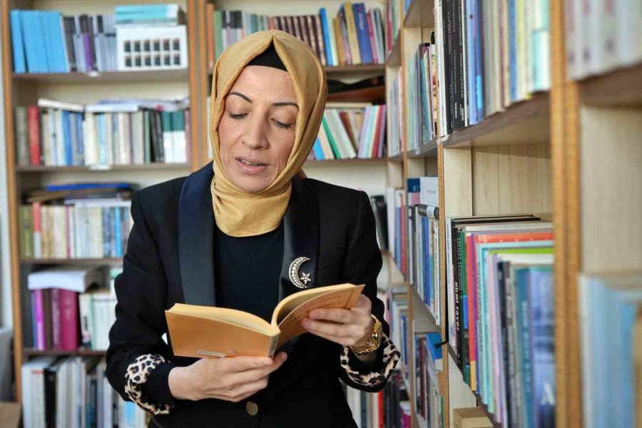 Üniversiteye Girebilmek İçin Çıkardığı Başörtüsüyle Akademisyen Olarak Kürsüye Çıktı