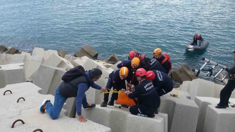 Balık Tutmak İçin Gittiği Dalga Kıranda Düşerek Mahsur Kaldı