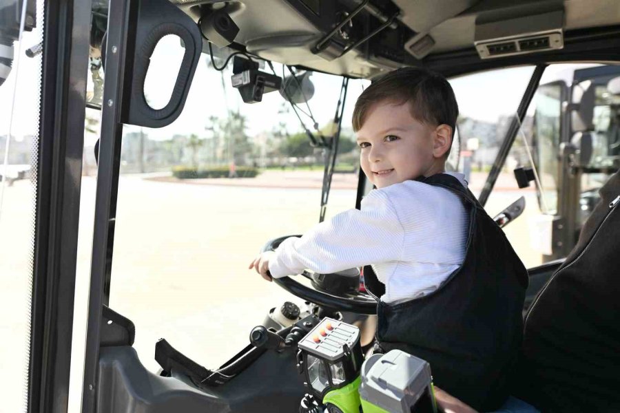 Minik Ayaz’ın Süpürge Kamyonu Hayali Gerçek Oldu