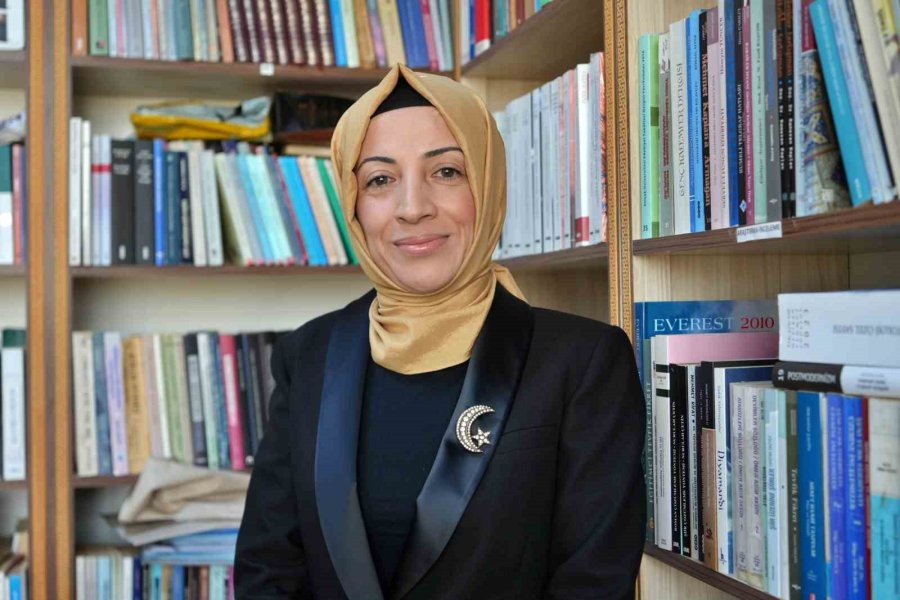 Üniversiteye Girebilmek İçin Çıkardığı Başörtüsüyle Akademisyen Olarak Kürsüye Çıktı