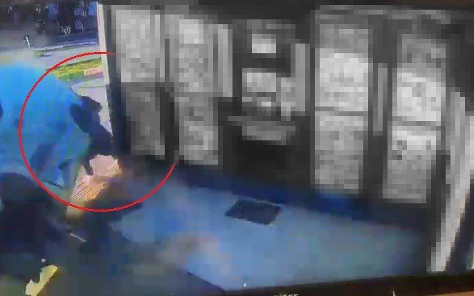 Oturduğu Yerde Aracın Altında Kalmaktan Saniyelerle İle Kurtuldu, O Anlar Güvenlik Kamerasına Yansıdı