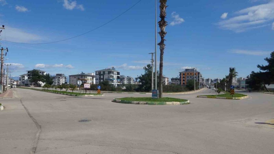 Oturduğu Yerde Aracın Altında Kalmaktan Saniyelerle İle Kurtuldu, O Anlar Güvenlik Kamerasına Yansıdı