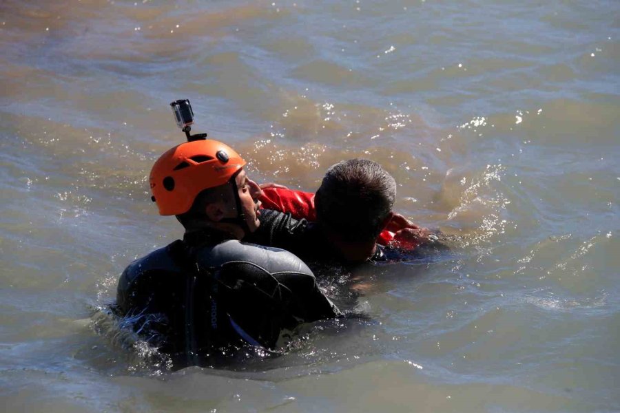 Antalya’da Arkadaşlarına Kızan Belediye Çalışanının Eylemine Can Simitli Müdahale