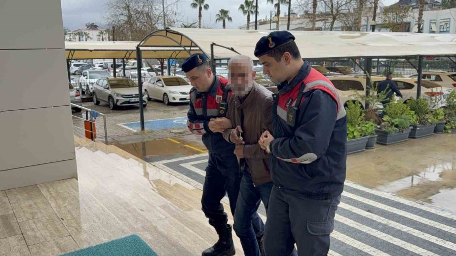 Yol Kenarında Ölü Bulunan Kadının Kocası İle Oğlu Tutuklandı