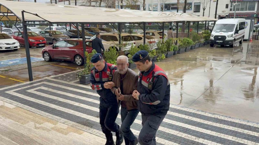 Yol Kenarında Ölü Bulunan Kadının Kocası İle Oğlu Tutuklandı