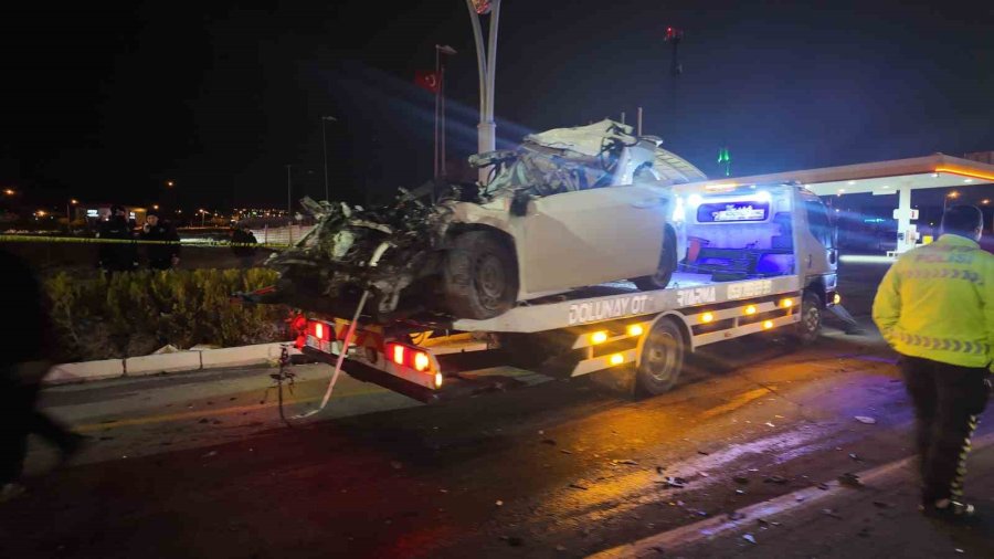 Niğde’de Feci Kaza: Tıra Çarpan Otomobilin Sürücüsü Hayatını Kaybetti