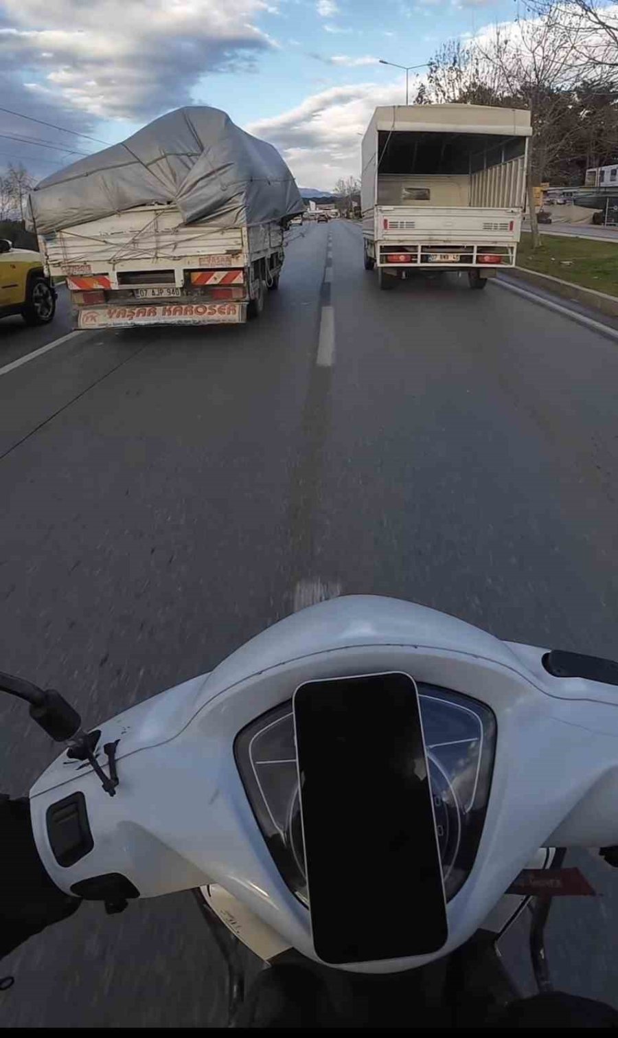 Kamyonetten Sarkan İpe Dolanan Motosikletli Ölümle Burun Buruna Geldi