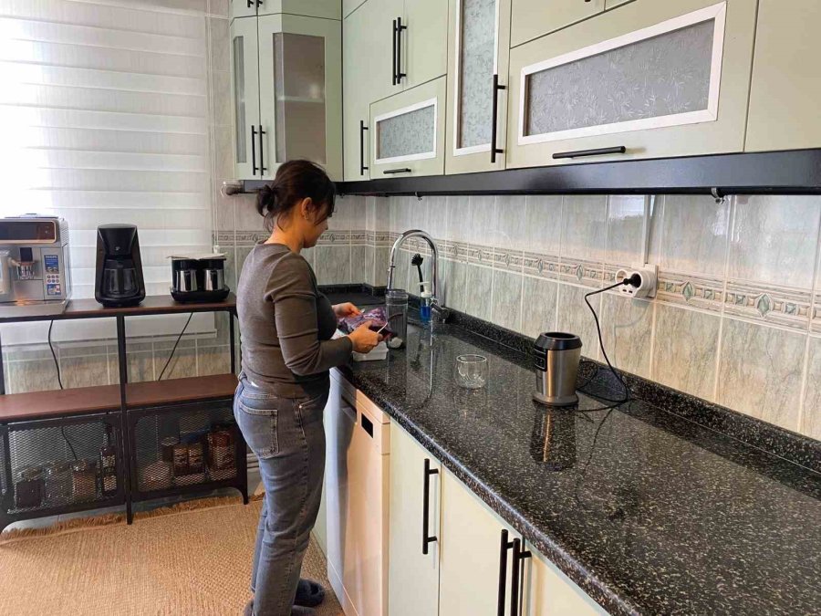 İkiz Bebeklerinin Fotoğraflarını Çekerek Başladı, Evinin Bir Odasını Stüdyoya Çevirdi