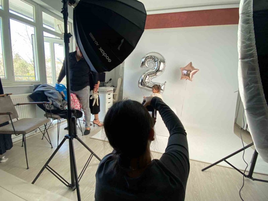 İkiz Bebeklerinin Fotoğraflarını Çekerek Başladı, Evinin Bir Odasını Stüdyoya Çevirdi