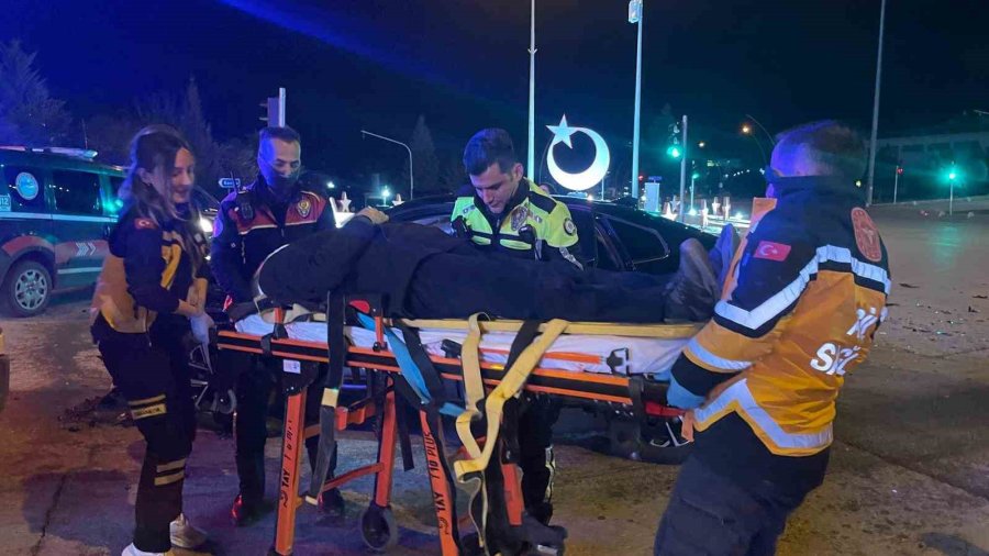 Karaman’da Polisten Kaçan Şüpheliler Kaza Yaptı: 3 Yaralı