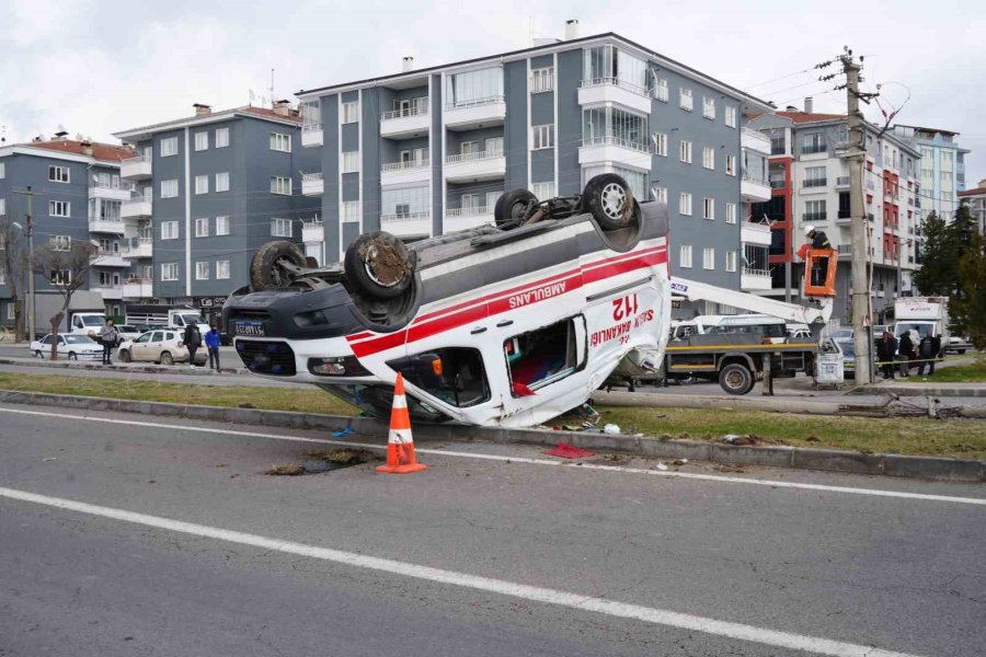 Ambulansla Hafif Ticari Araç Çarpıştı: 3 Sağlık Görevlisi Yaralandı