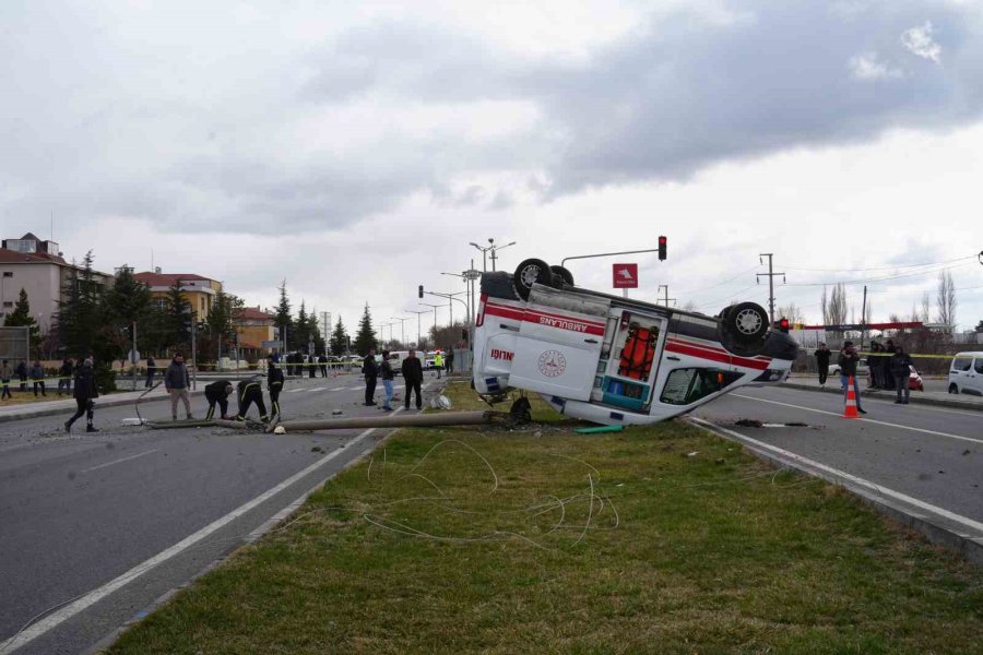 Ambulansla Hafif Ticari Araç Çarpıştı: 3 Sağlık Görevlisi Yaralandı