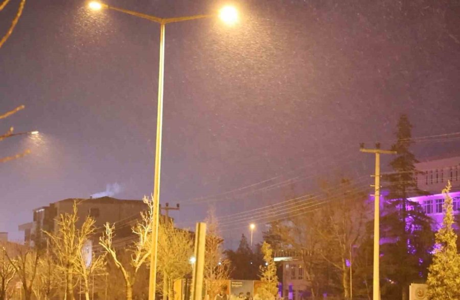 Aksaray Merkez Ve İlçelerde Kar Yağışı Etkili Oluyor