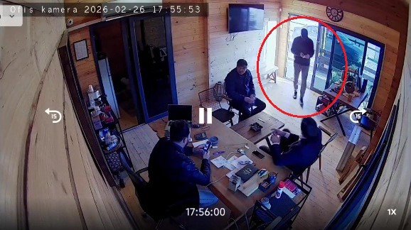 Müşteri Sanıp Tokalaştığı Şahsın Silahlı Saldırısında Ölümle Burun Buruna Geldi