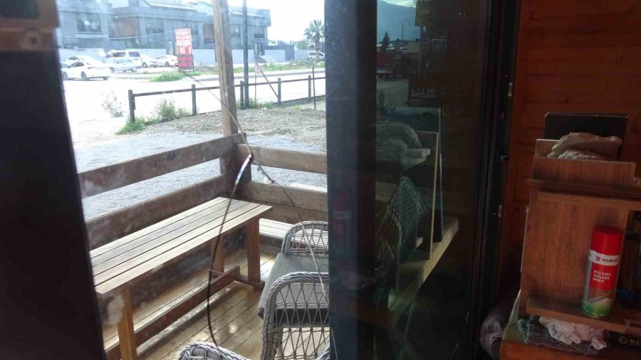 Müşteri Sanıp Tokalaştığı Şahsın Silahlı Saldırısında Ölümle Burun Buruna Geldi