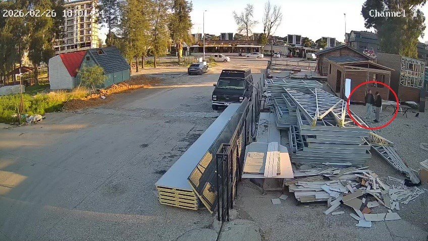 Müşteri Sanıp Tokalaştığı Şahsın Silahlı Saldırısında Ölümle Burun Buruna Geldi