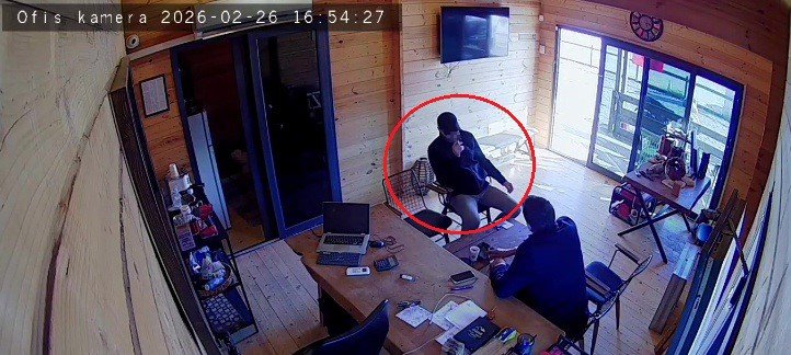 Müşteri Sanıp Tokalaştığı Şahsın Silahlı Saldırısında Ölümle Burun Buruna Geldi