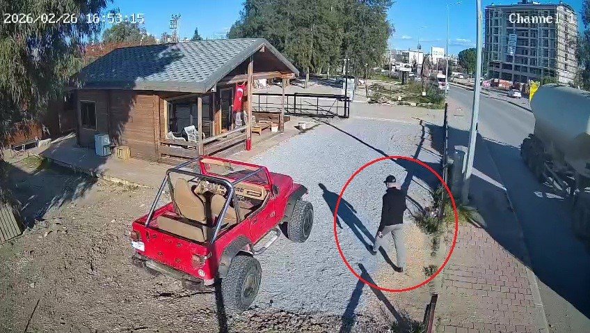 Müşteri Sanıp Tokalaştığı Şahsın Silahlı Saldırısında Ölümle Burun Buruna Geldi