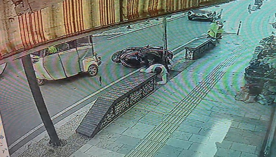 Antalya’da 100 Metre Arayla Motosikletlileri Yola Savuran İki Kaza: 1 Yaralı