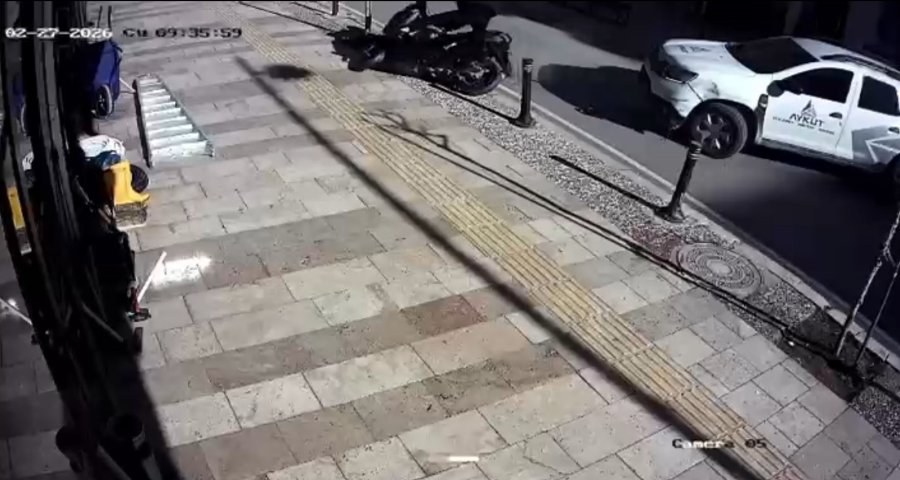 Antalya’da 100 Metre Arayla Motosikletlileri Yola Savuran İki Kaza: 1 Yaralı