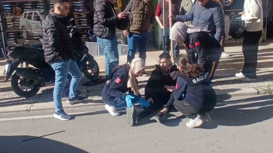 Antalya’da 100 Metre Arayla Motosikletlileri Yola Savuran İki Kaza: 1 Yaralı