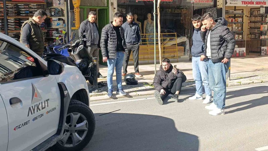 Antalya’da 100 Metre Arayla Motosikletlileri Yola Savuran İki Kaza: 1 Yaralı