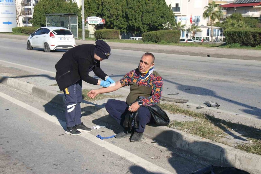 Serik’te İki Otomobil Çarpıştı:2 Yaralı