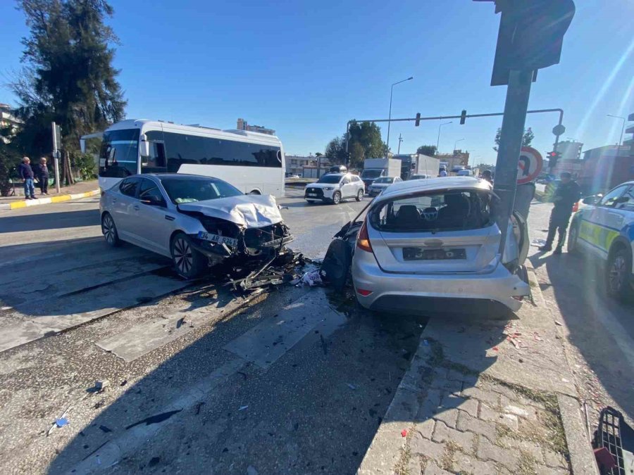 Serik’te İki Otomobil Çarpıştı:2 Yaralı