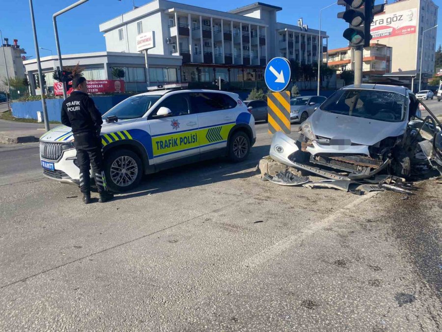 Serik’te İki Otomobil Çarpıştı:2 Yaralı