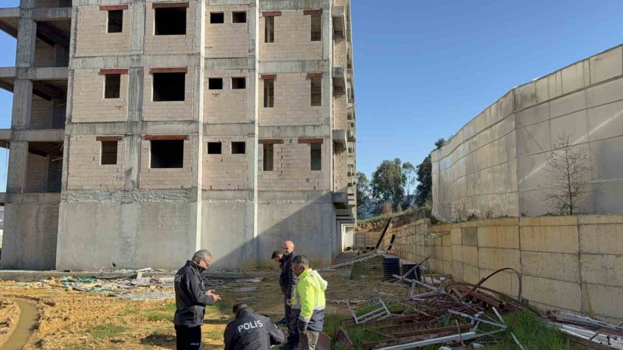 Antalya’da İnşaatın 5’nci Katından Düşen İşçi Yaralandı