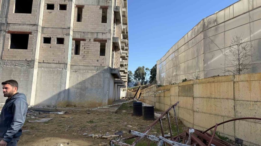 Antalya’da İnşaatın 5’nci Katından Düşen İşçi Yaralandı