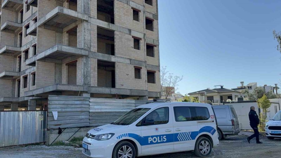 Antalya’da İnşaatın 5’nci Katından Düşen İşçi Yaralandı