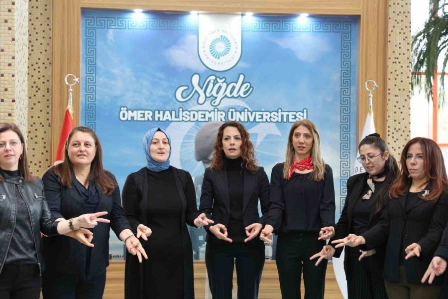 İşitme Engelli Öğrencilerin Hayatlarını Kolaylaştırmak İçin İşaret Dili Öğreniyorlar